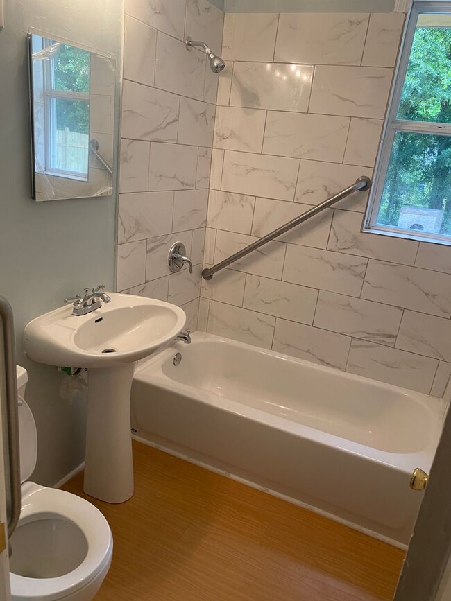 Building Photo - 2 bedroom, 1 bath single family cottage av...
