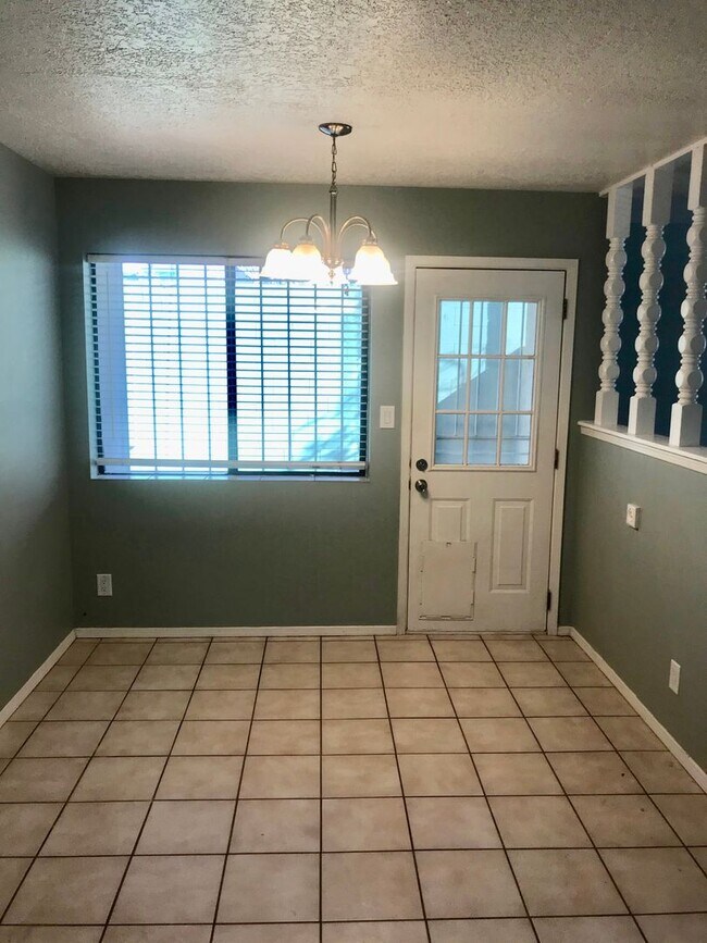 Building Photo - Coming Soon! Quaint Townhouse Located In T...