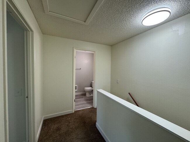 Building Photo - Move-In Ready 2-Bedroom 1 Bathroom Apartme...