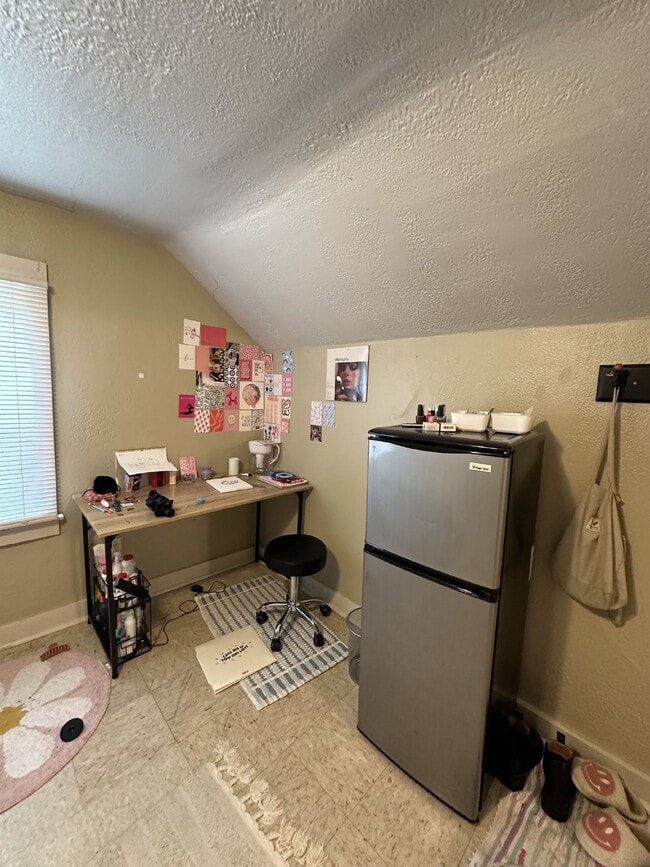 Building Photo - 4 Bed 2 Bath close to UWEC!