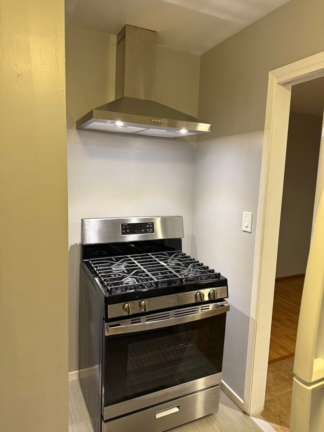 Building Photo - 558 Madrona St