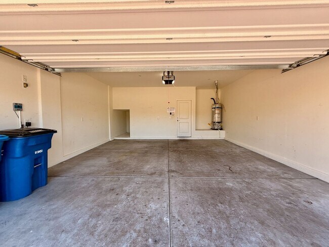 Building Photo - NEWLY UPGRADED 3 BED 2.5 BATH 2 CAR GARAGE...