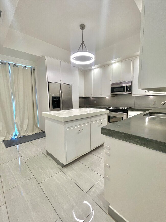 Building Photo - 6000 Sugar Hill Dr