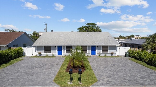 Building Photo - 3370 NE 5th Dr