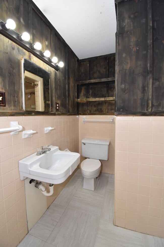 Building Photo - Studio Apartment with Large Yard