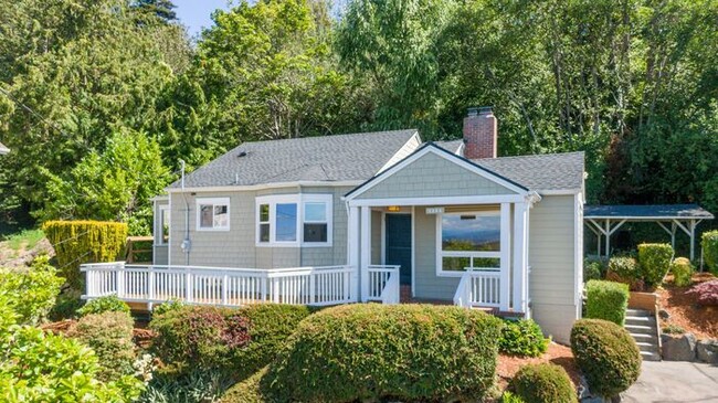 Primary Photo - Charming Beach Drive Craftsman w/ AC and V...