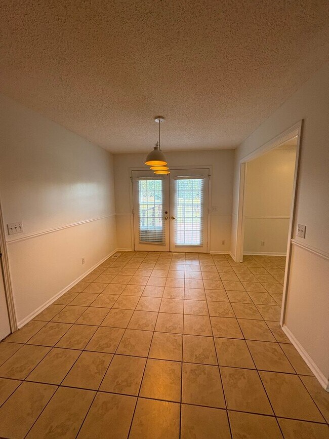 Building Photo - SPACIOUS & Beautiful Home Just Outside She...