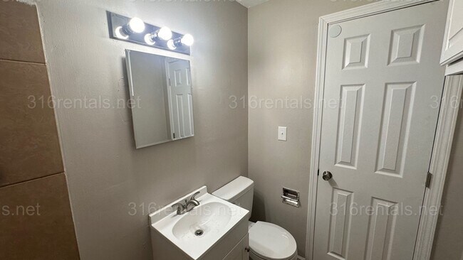 Building Photo - $1150- 3 bed 1 bath - Single Family Home with a fenced back yard!