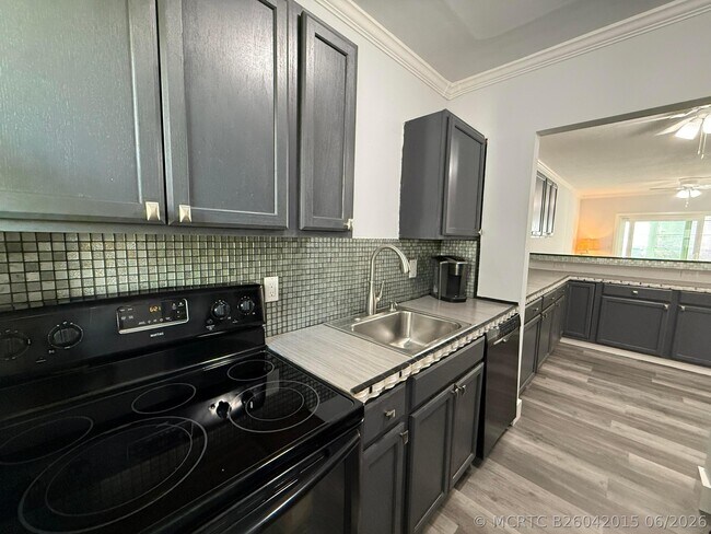 Building Photo - 2121 NE 42nd Ct