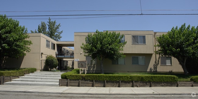 Primary Photo - Riverbank Apartments