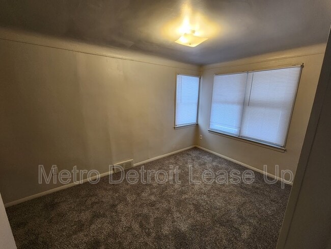 Building Photo - 12000 Plainview Ave