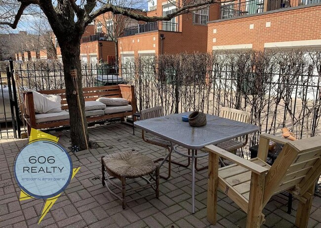 Building Photo - Beautiful, Single Family Townhome, Great L...