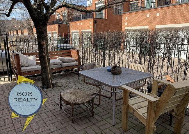 Building Photo - Beautiful, Single Family Townhome, Great Location!!