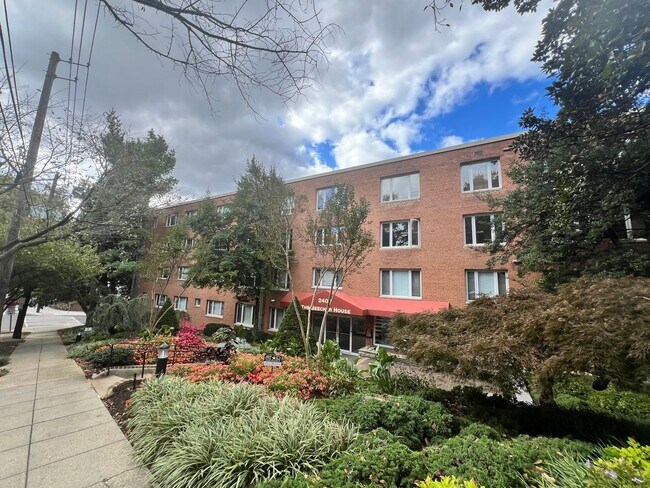 Building Photo - Lovely 1 BR/1 BA Lower Level Condo in Glov...