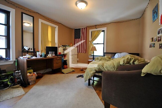 Building Photo - Beautiful, Spacious and Renovated Brighton 5 Bed/2 Bath, Parking Included, on Woodstock Ave