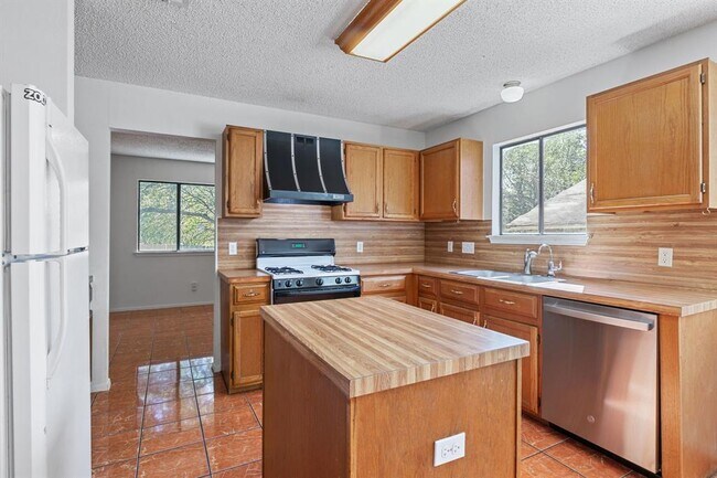 Building Photo - 2923 Norfolk Dr