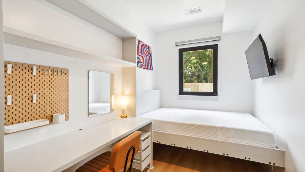 Building Photo - 1710 N Robertson St