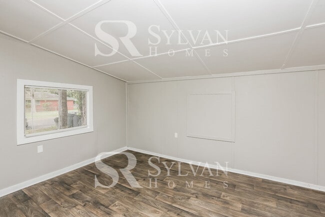 Building Photo - Spacious one-level living