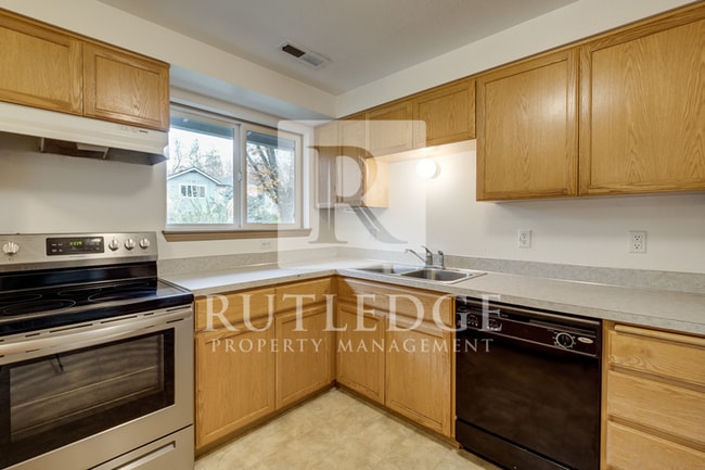 Building Photo - 3 Bedroom / 3 Bath Home Available in the Heart of Shady Cove!