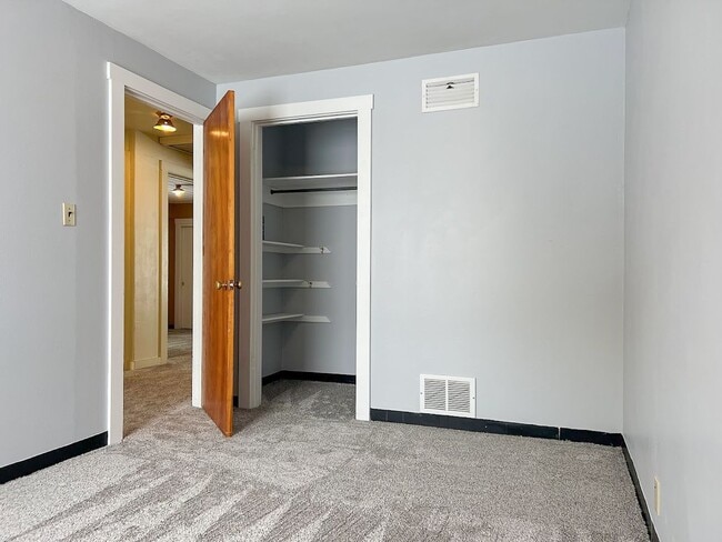 Building Photo - 3 bed/ 1 bath Single Family Home on Coffeen!