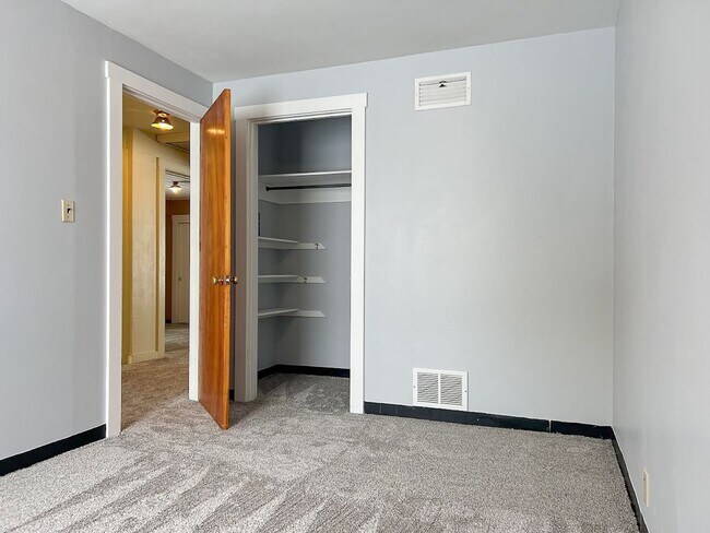 Building Photo - 6 month lease! 3 bed/ 1 bath Single Family...