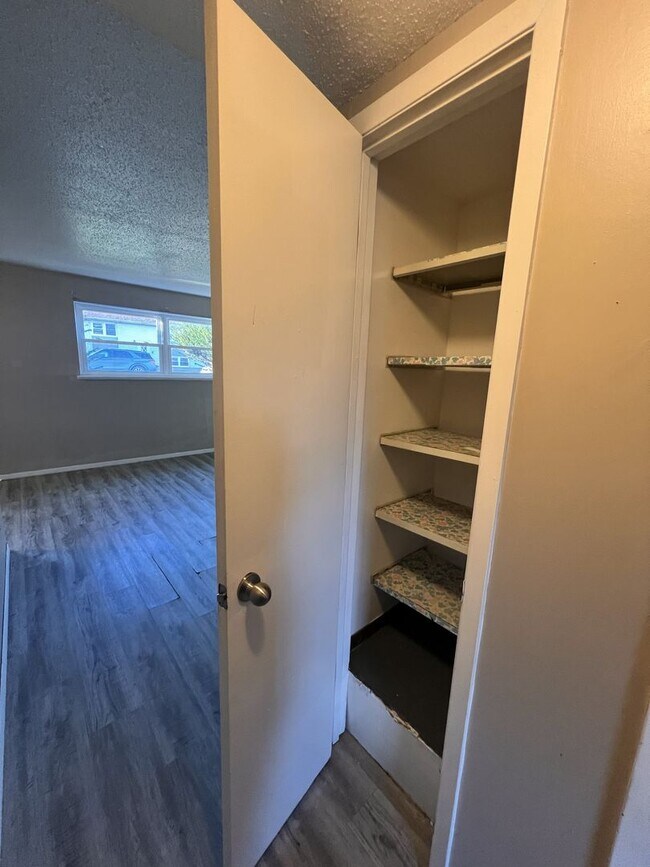 Building Photo - Lower Level 2 Bedroom Apartment MOVE IN SPECIAL!