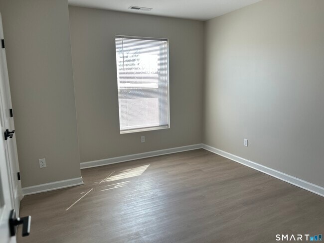 Building Photo - 62 Soundview Ave