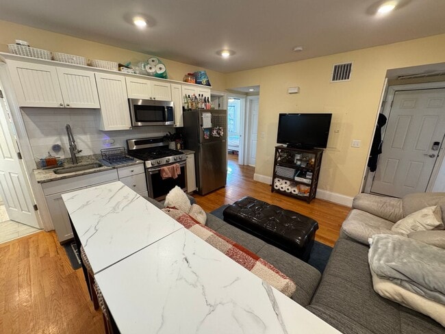 Building Photo - BEAUTIFUL UNIT IN CAMBRIDGE!!!!!!!!!!!