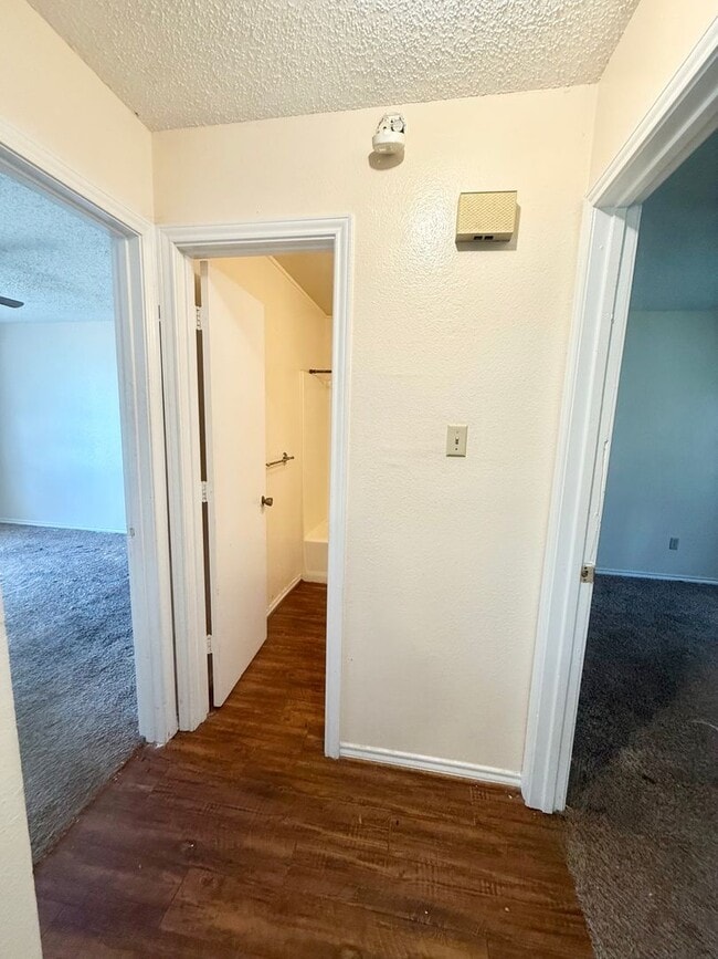 Building Photo - 2-bed/1-bath in Flint!