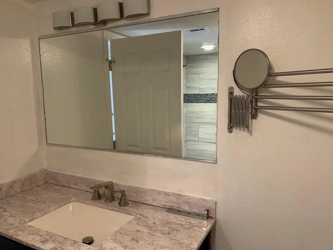 Building Photo - "Chic Desert Living: Spacious 2-Bed, 2-Bath Oasis in Palm Springs!"