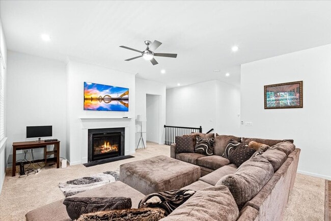 Building Photo - Luxury & Lifestyle with Main Level Living!