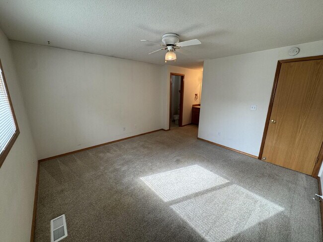 Building Photo - Ranch-Style, Milwaukie Home, Large Fenced Yard, Boat or Toy Storage, Gardeners Welcome
