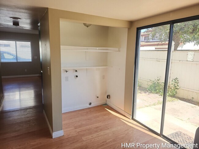 Building Photo - Spacious Town House