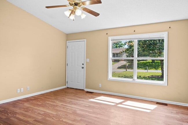 Building Photo - Charming Brick Ranch with Spacious Living Areas & Beautiful Bay Window Views!