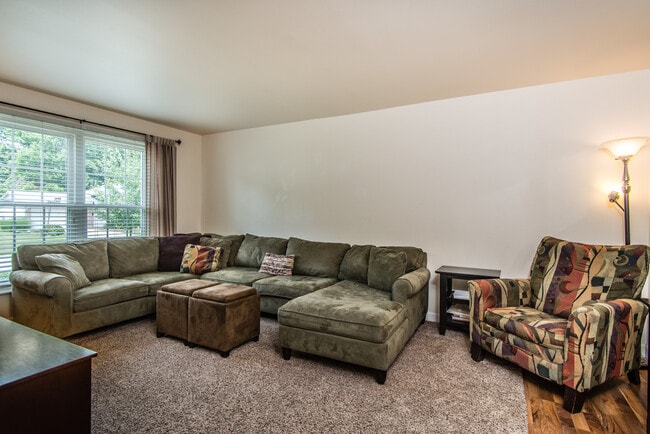 Building Photo - 1620 Dahlia Ct