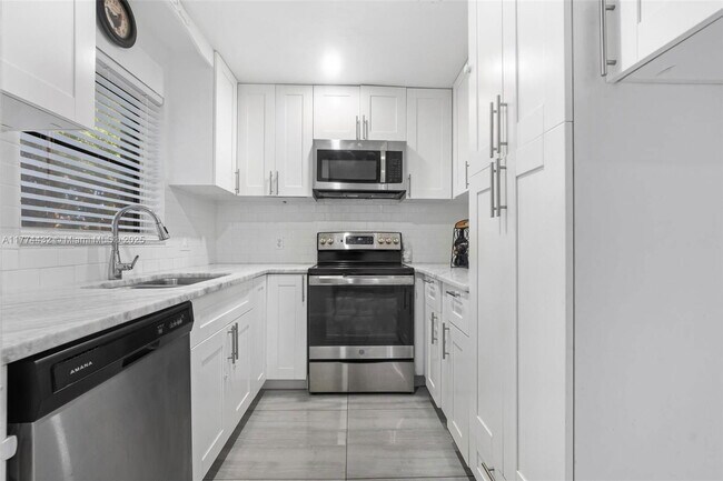 Primary Photo - 3930 Crystal Lake Dr