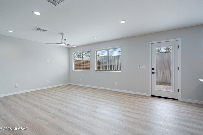 Building Photo - 739 N Queen Ave
