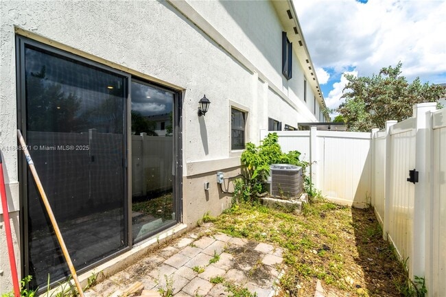 Building Photo - 1141 SW 6th Ct