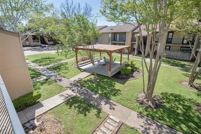 Building Photo - 3300 Pebblebrook Dr