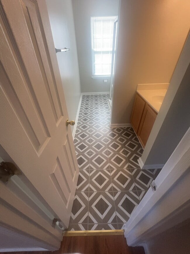 Building Photo - Spacious End-Unit 4 Bedroom Townhome for R...
