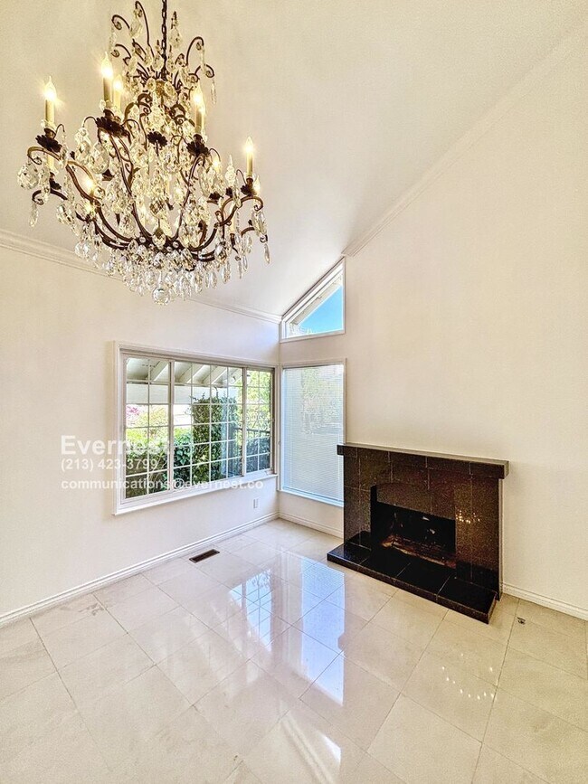 Building Photo - 10211 Clematis Ct