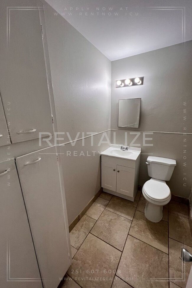 Building Photo - ZERO DEPOSIT SPECIAL!!! Updated 3 Bedroom/...