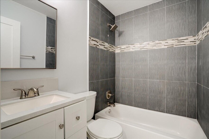 Building Photo - 320 NW 6th Ave