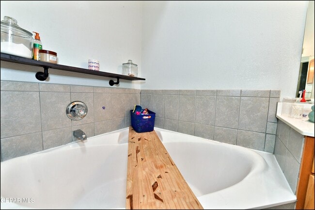 Building Photo - 10937 Northview Dr