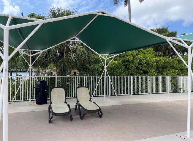 Building Photo - 400 Kings Point Dr