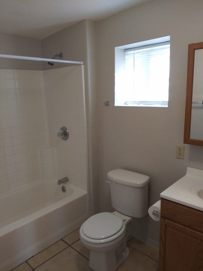 Building Photo - Renovated super cute 2 bedroom home