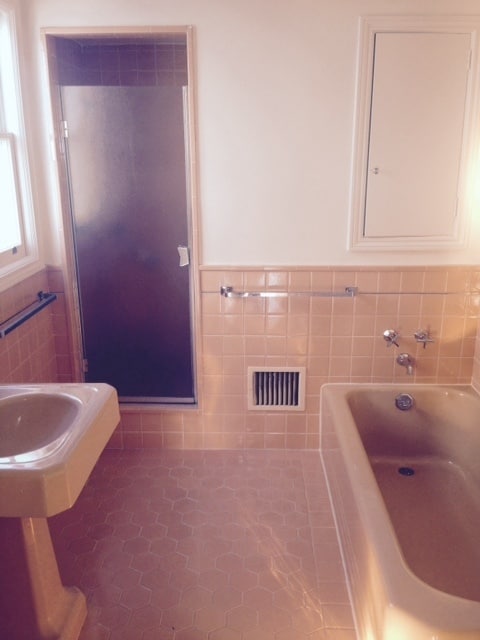 Building Photo - Enjoy indoor & outdoor living in this Spacious 4 Level, 3 bedroom 2 bath home in Lakeside District