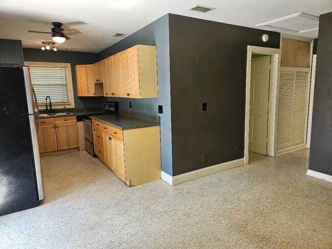 Building Photo - 4710 Spruce Ave