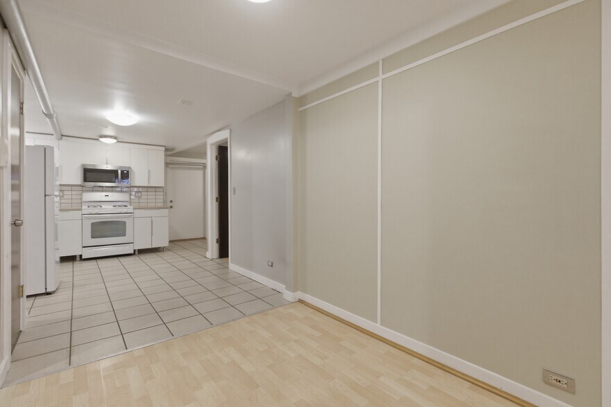 Building Photo - 6645 N Greenview Ave