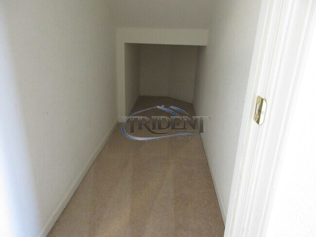 Building Photo - 4 bedroom, 3 bath house with approx. 2,183 sq. ft.